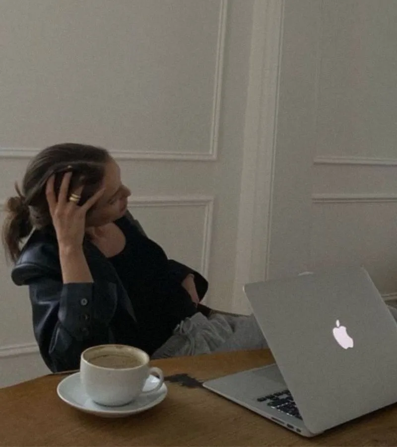 dolgozó nő a laptop előtt